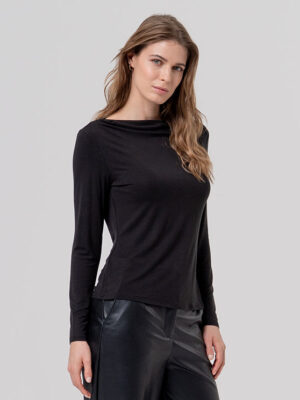 camiseta-cuello-barca-negro-surkana-556baum01300-banes-moda-tienda-de-ropa-zapateria-bolsos-y-complementos-ramallosa-nigran-(1)
