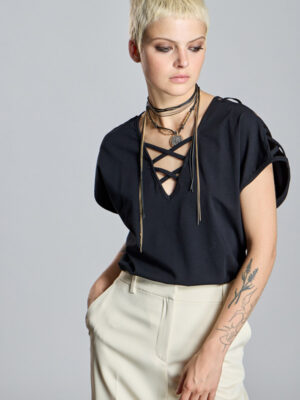 camiseta-negro-alba-conde-280250020-banes-moda-tienda-de-ropa-zapateria-bolsos-y-complementos-ramallosa-nigran-(1)